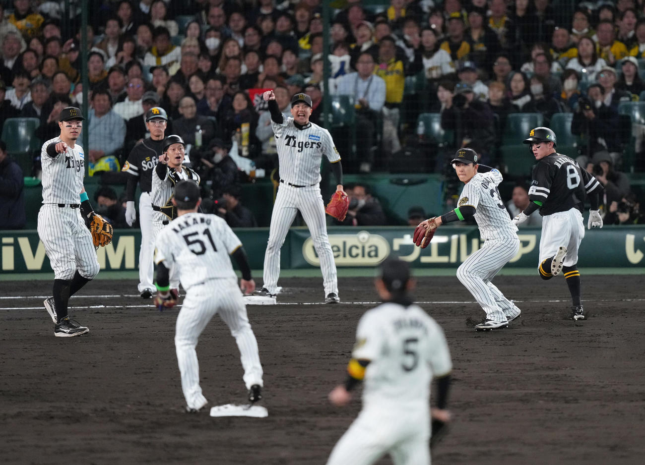 阪神対ソフトバンク　5回表ソフトバンク無死二塁、牧原大（右端）を二三塁間で挟みアウトとし二塁へ送球する遊撃手小幡（右から2人目）（撮影・足立雅史）