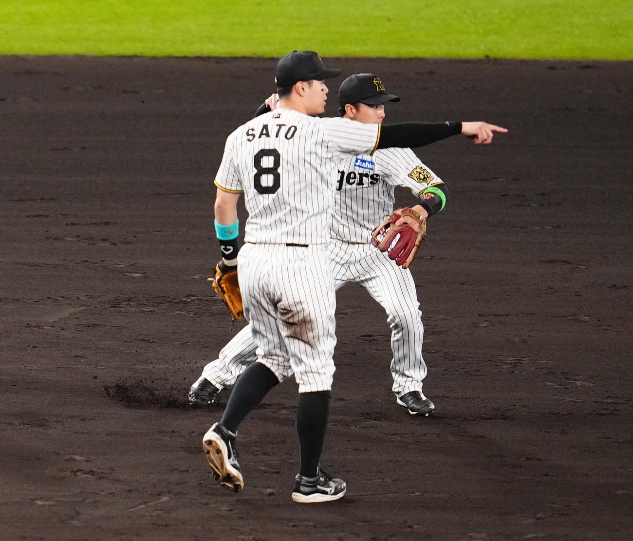阪神対ソフトバンク　5回表ソフトバンク無死二塁、海野の一ゴロで走者牧原大をタッチアウトとし二塁へ送球する遊撃手小幡（後方）（撮影・江口和貴）