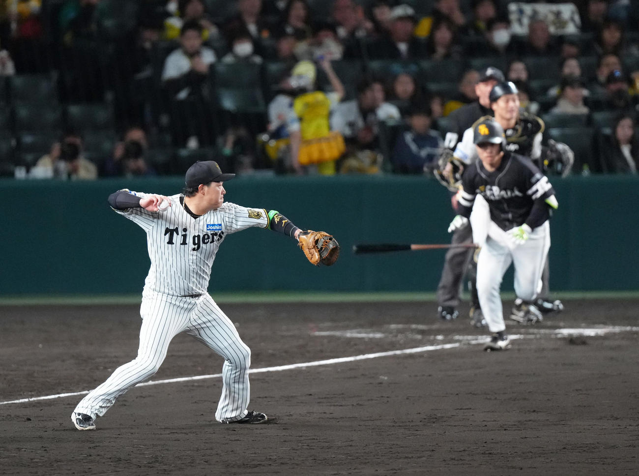 阪神対ソフトバンク　5回表ソフトバンク無死二塁、海野（右）の打球を三塁へ送球する大山（撮影・足立雅史）