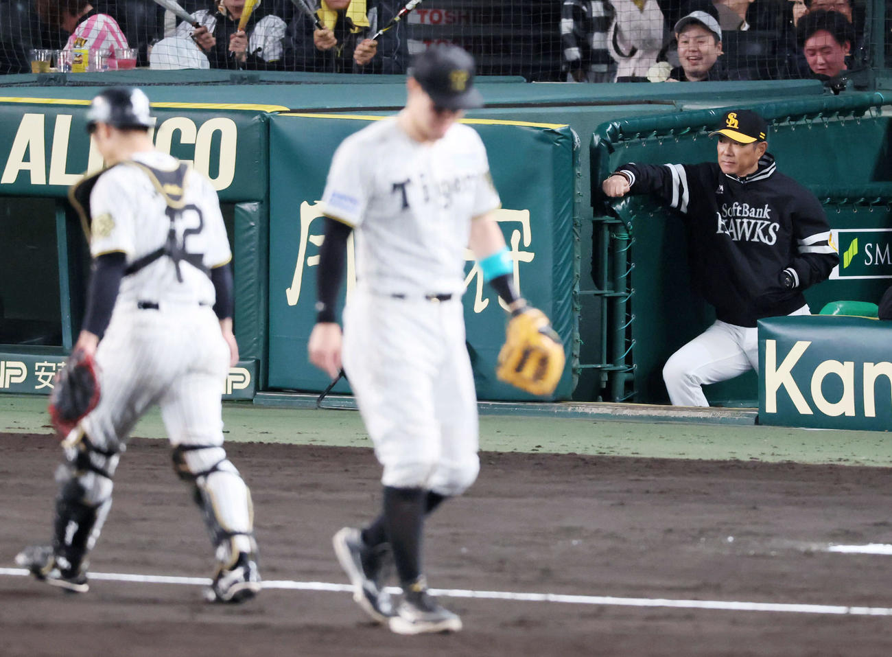 阪神対ソフトバンク　5回表ソフトバンク無死二塁、海野の一ゴロ併殺プレーをベンチから見つめる小久保監督（撮影・加藤哉）