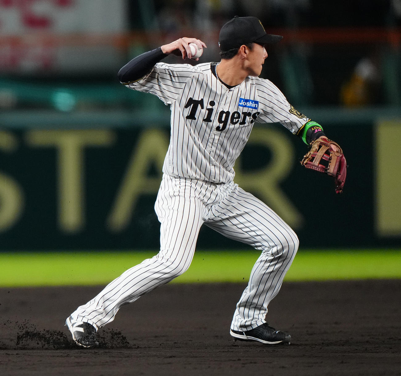阪神対ソフトバンク　5回表ソフトバンク無死二塁、海野の一ゴロで二塁走者牧原大をアウトにした後、二塁へ送球する遊撃手小幡（撮影・鈴木みどり）