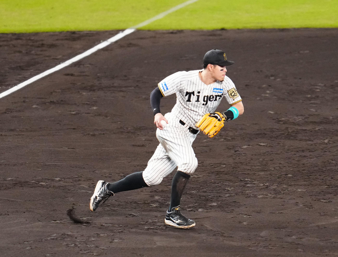 阪神対ソフトバンク　5回表ソフトバンク無死二塁、一ゴロとなった海野の打球を処理した大山からの送球を受け、走者牧原大をはさむ三塁手佐藤輝（撮影・江口和貴）