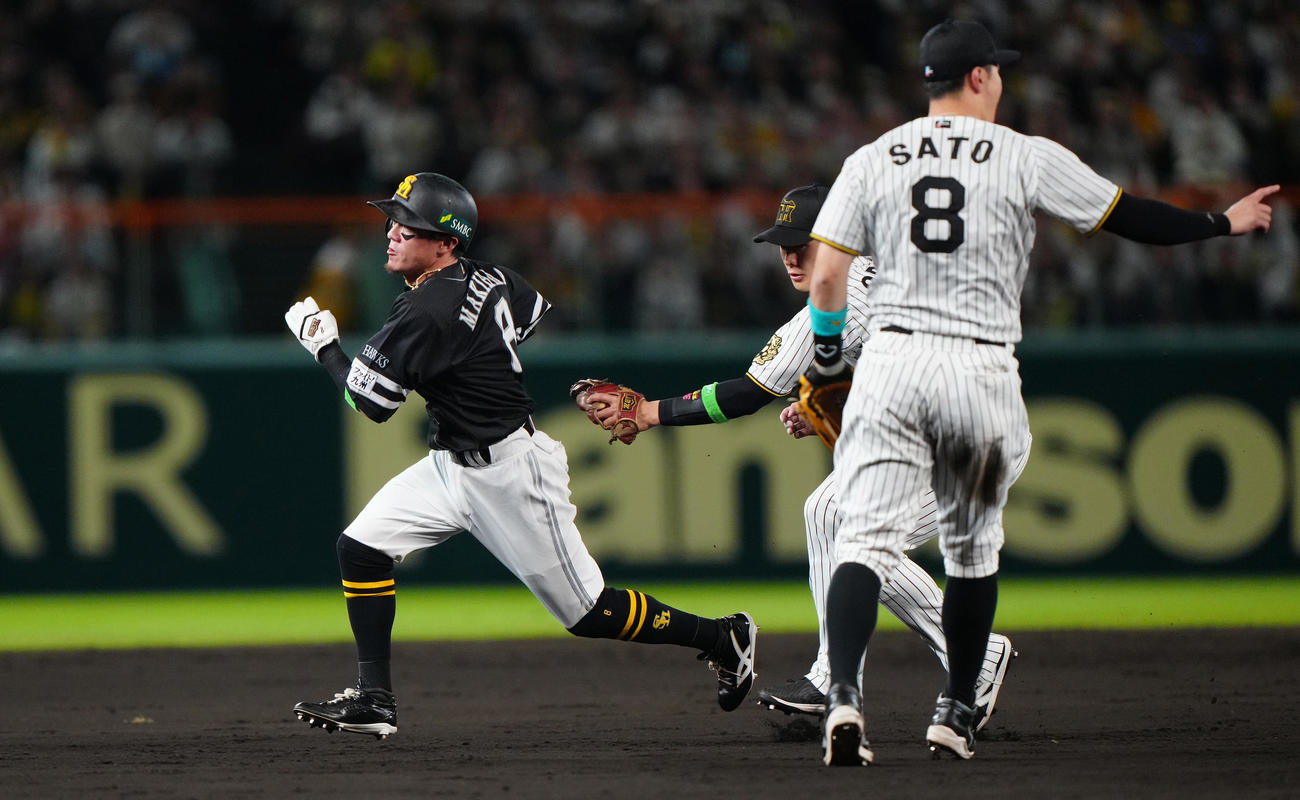 阪神対ソフトバンク　5回表ソフトバンク無死二塁、海野の一ゴロで二三塁間に挟まれアウトとなる二塁走者牧原大。遊撃手小幡（撮影・鈴木みどり）