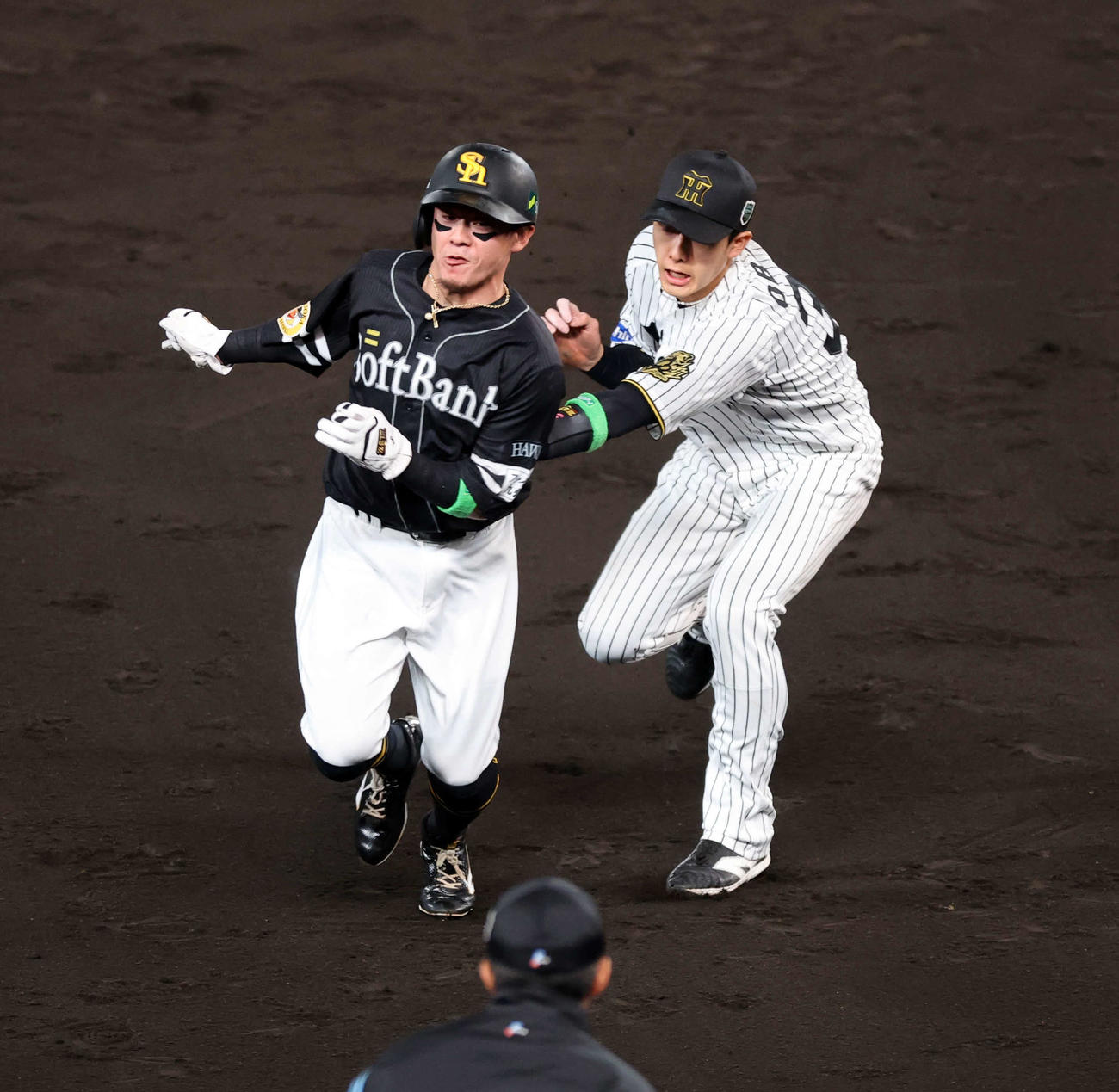 阪神対ソフトバンク　5回表ソフトバンク無死二塁、海野の一塁ゴロで、飛び出した二塁走者牧原大（左）をタッチして挟殺にする小幡（撮影・浅見桂子）