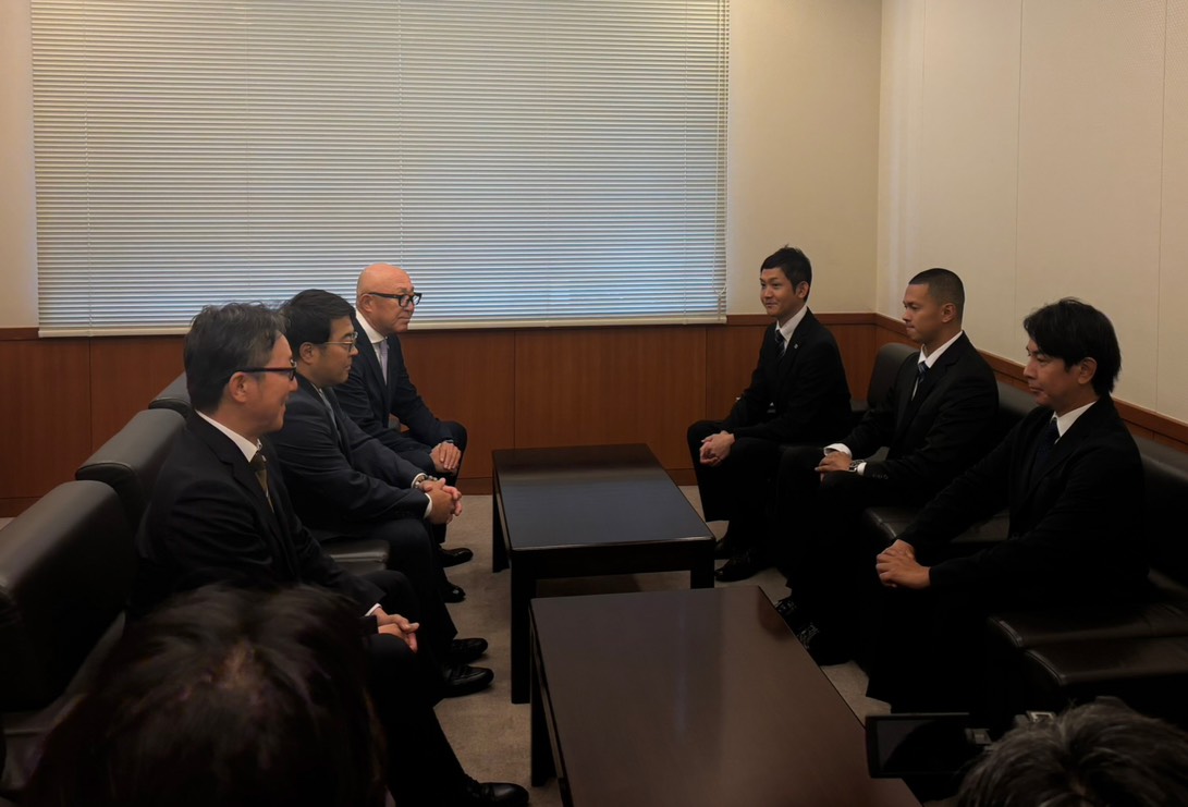 指名あいさつに臨む、左手前から阪神吉野スカウト、東編成ディレクター、畑山統括スカウト、右手前からオイシックス武田監督、ドラフト5位の能登、池田代表取締役社長（撮影・塚本光）