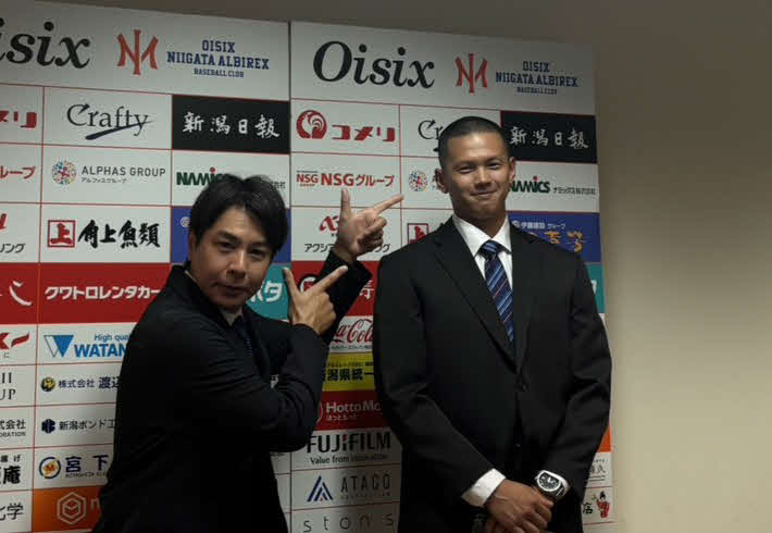 阪神ドラフト5位のオイシックス能登（右）とポーズを決める武田監督（撮影・塚本光）