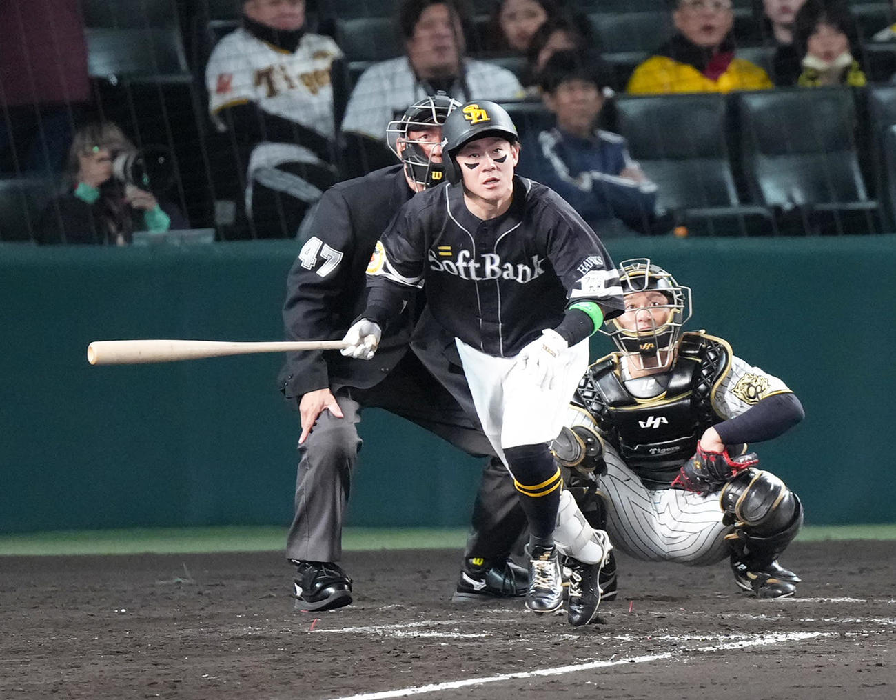 阪神対ソフトバンク　5回表ソフトバンク無死、牧原大は二塁打を放つ（撮影・足立雅史）