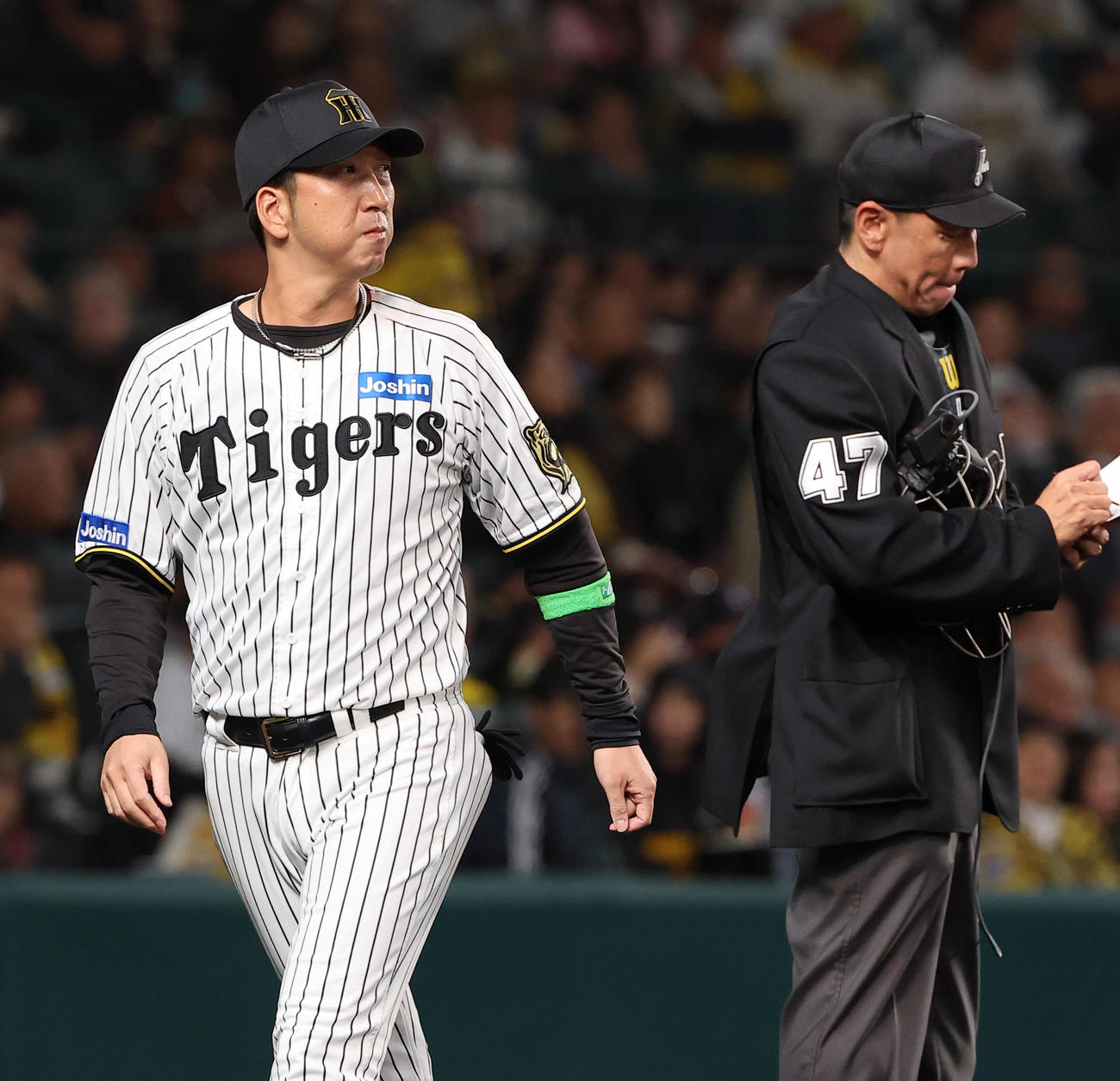 阪神対ソフトバンク　選手交代を告げる藤川監督（撮影・上田博志）