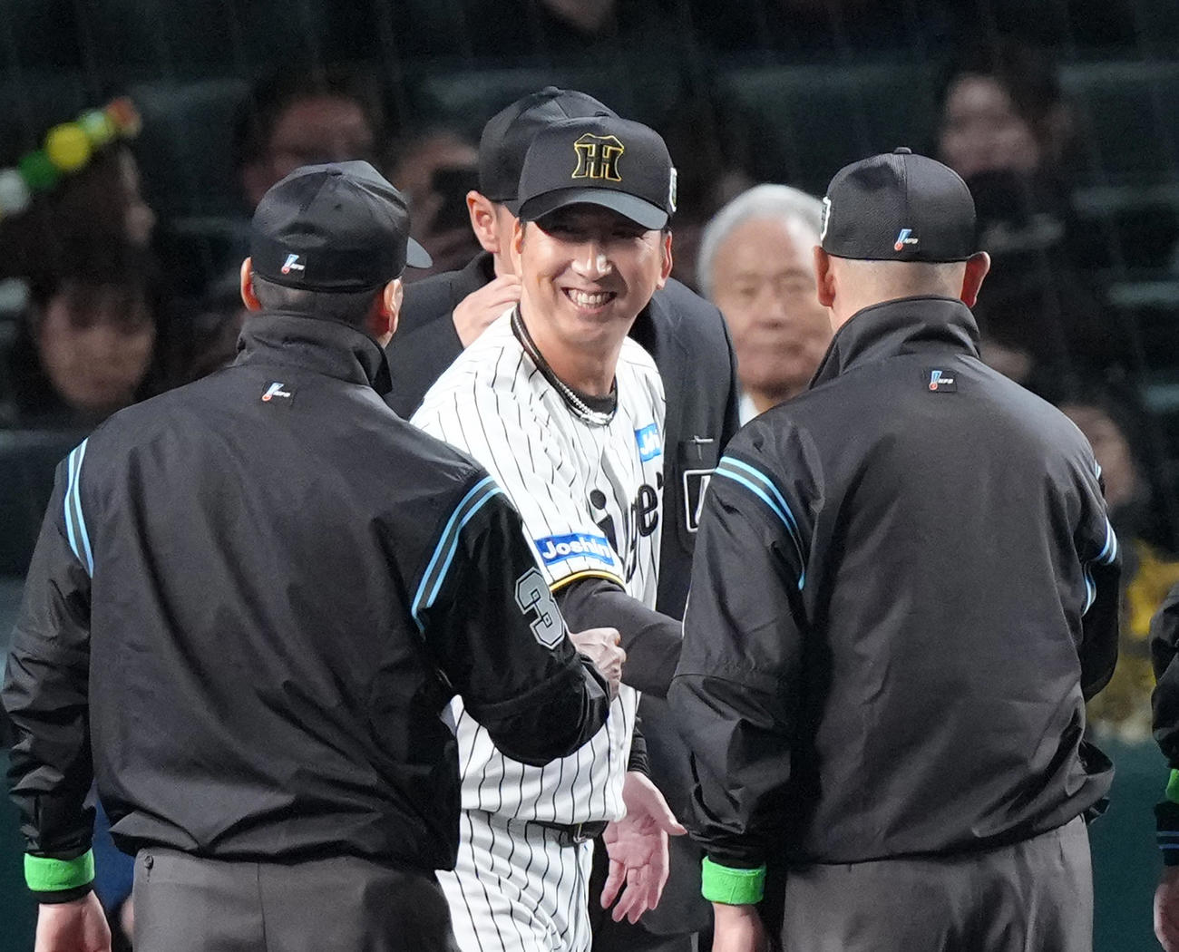 試合前、審判団と笑顔で握手を交わす阪神藤川監督（撮影・足立雅史）