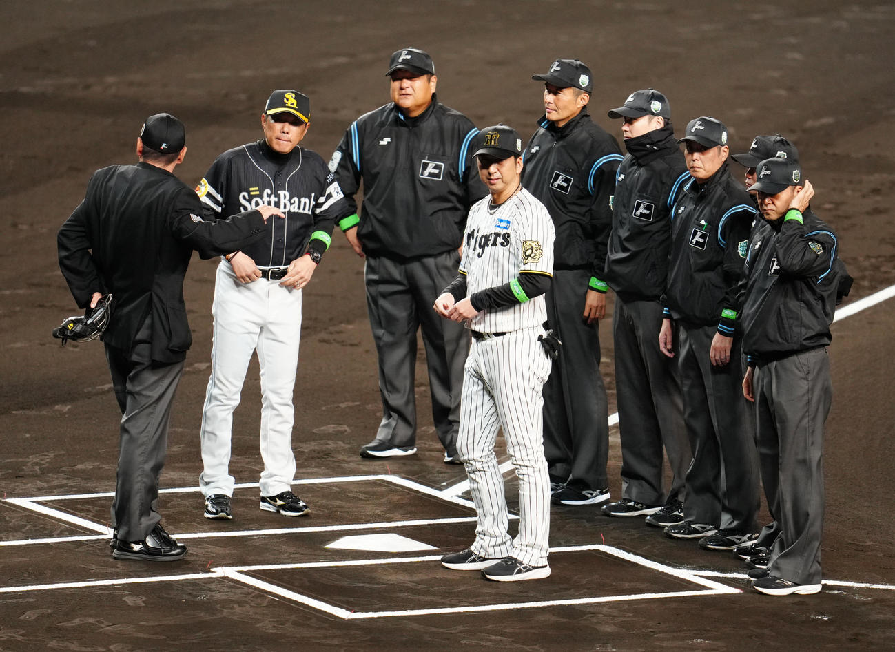 阪神対ソフトバンク　試合前、メンバー表の最終確認を行う阪神藤川監督（左から4人目）とソフトバンク小久保監督（同2人目）（撮影・江口和貴）