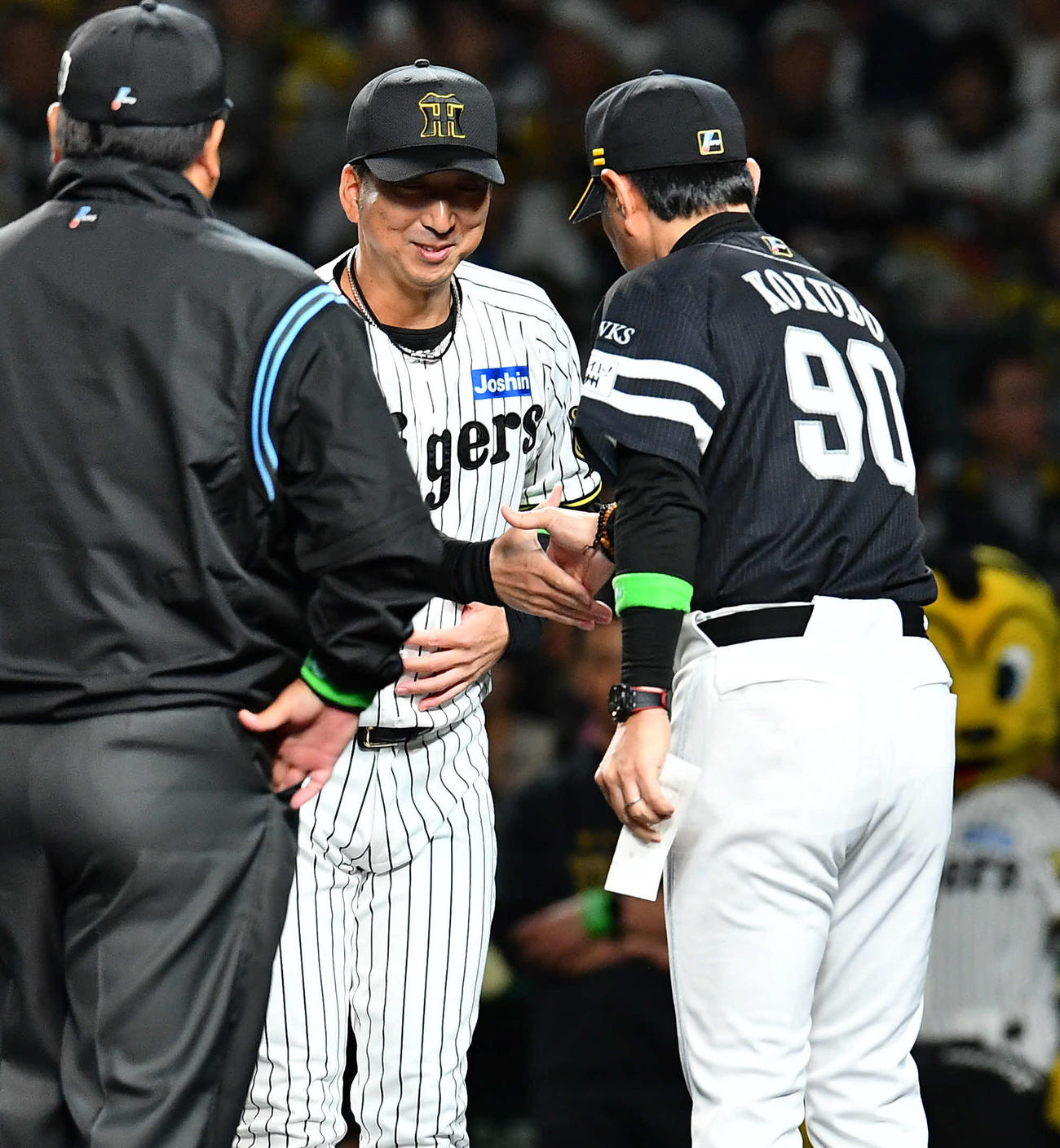 阪神対ソフトバンク　試合前、ソフトバンク小久保監督（右）とメンバー表を交換し、握手を交わす阪神藤川監督（撮影・岩下翔太）