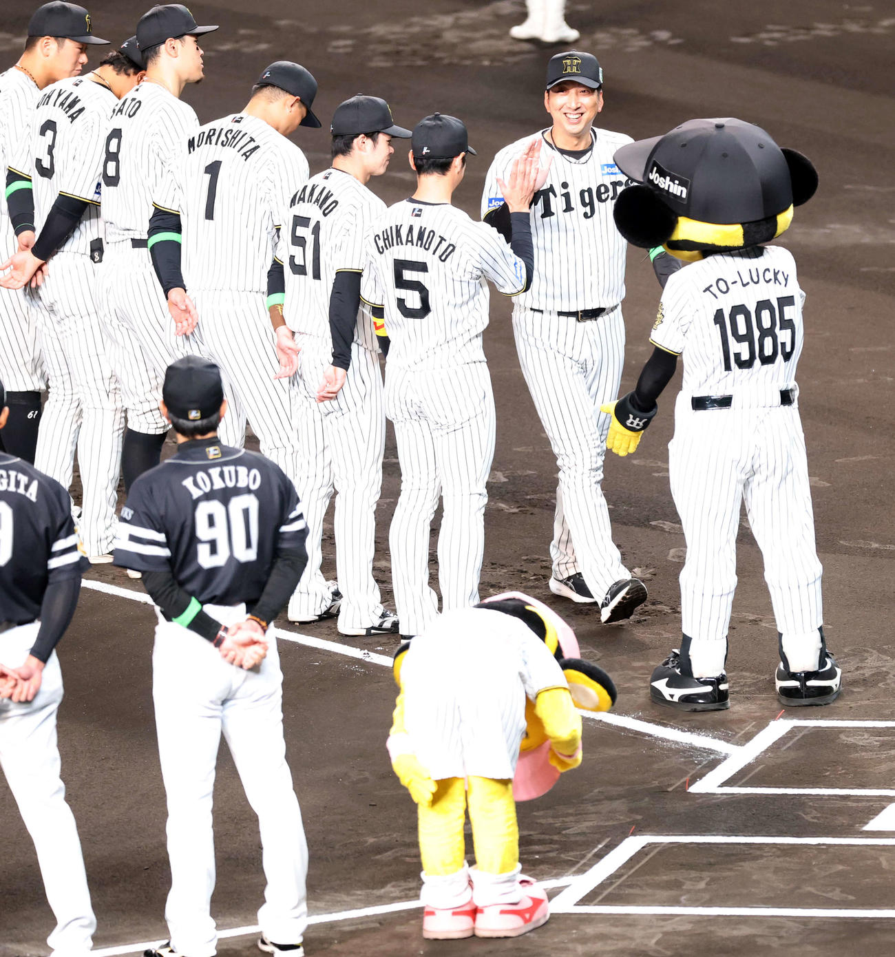 阪神対ソフトバンク　開幕セレモニーで笑顔でナインとハイタッチする阪神藤川監督（右上）。手前はソフトバンク小久保監督（撮影・浅見桂子）