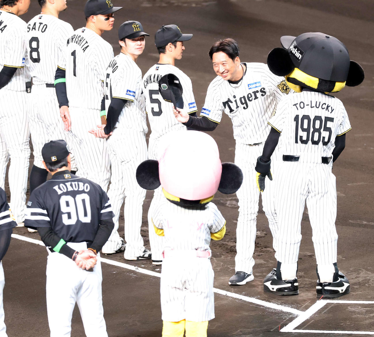 阪神対ソフトバンク　開幕セレモニーで笑顔であいさつする阪神藤川監督（右上）。手前はソフトバンク小久保監督（撮影・浅見桂子）