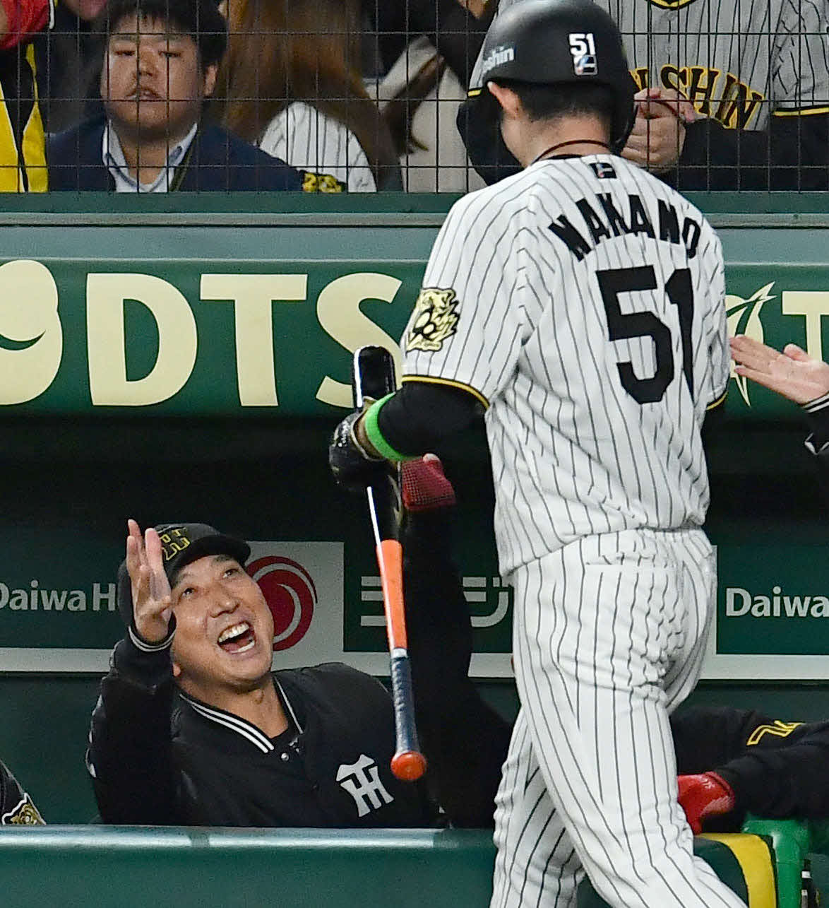 阪神対ソフトバンク　1回裏阪神2死一塁、佐藤輝の先制適時右二塁打で生還した中野（右）と笑顔でタッチを交わす藤川監督（撮影・岩下翔太）