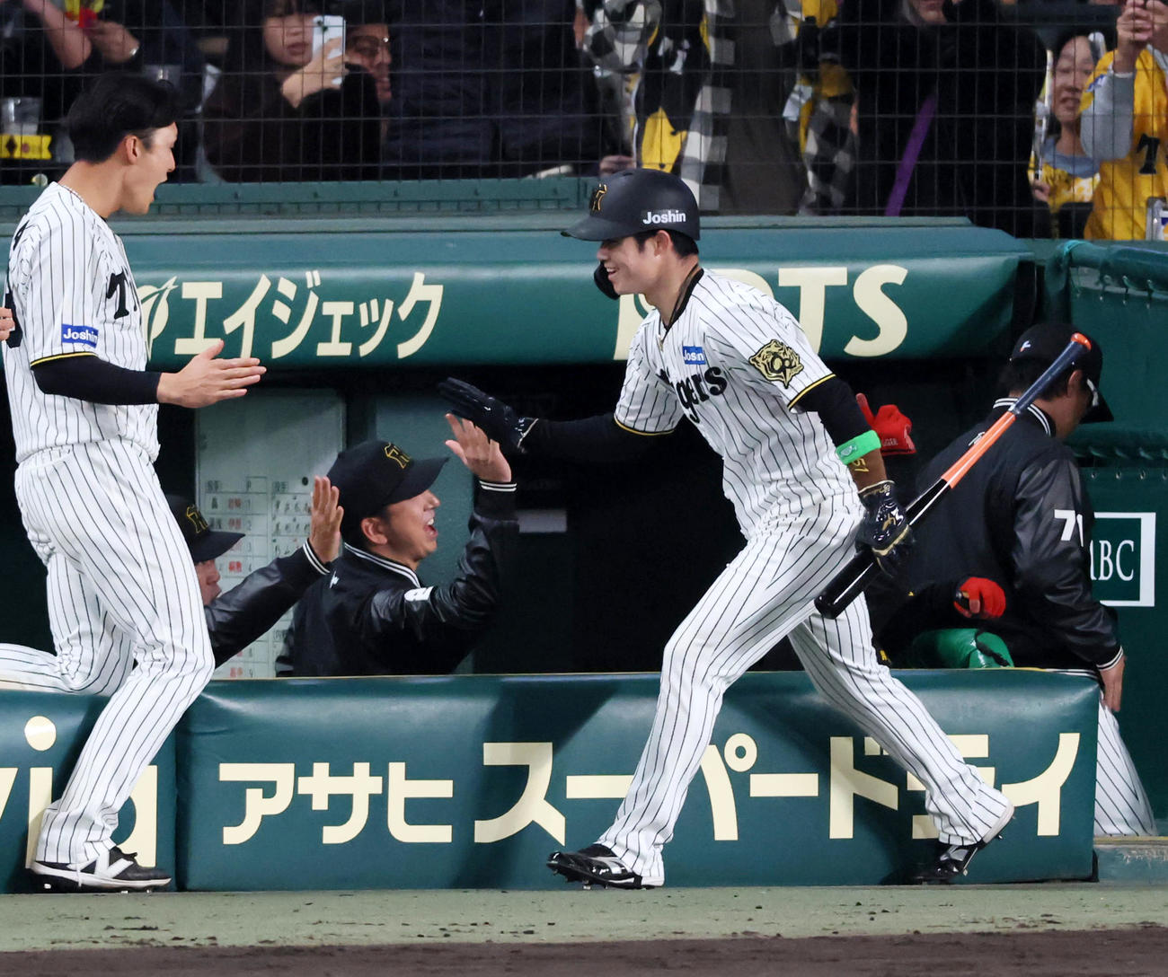 阪神対ソフトバンク　1回裏阪神2死一塁、佐藤輝の右越え適時二塁打で生還しベンチの藤川監督（左）とタッチする中野（撮影・加藤哉）