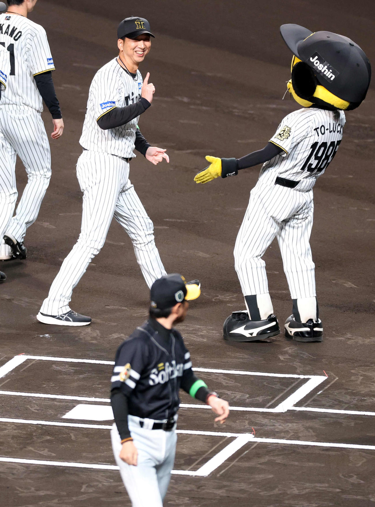 阪神対ソフトバンク　開幕セレモニーで笑顔でソフトバンク小久保監督（手前）に言葉をかける阪神藤川監督（撮影・浅見桂子）