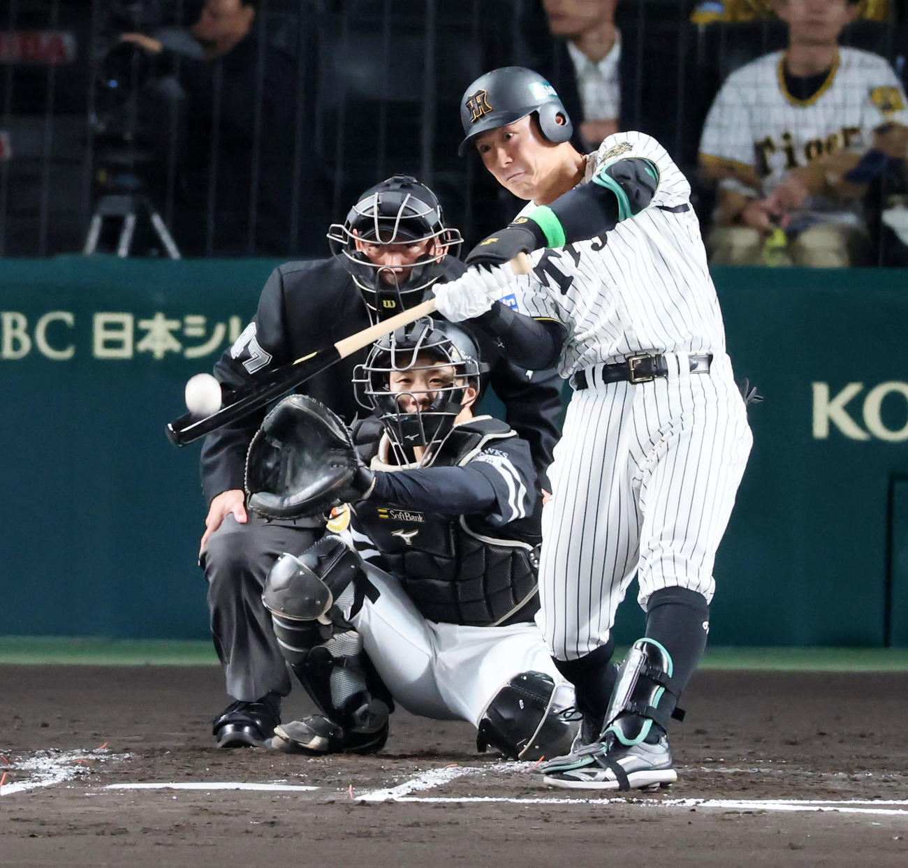 阪神対ソフトバンク　2回裏阪神無死、豊田は中飛を打ち上げる（撮影・加藤哉）