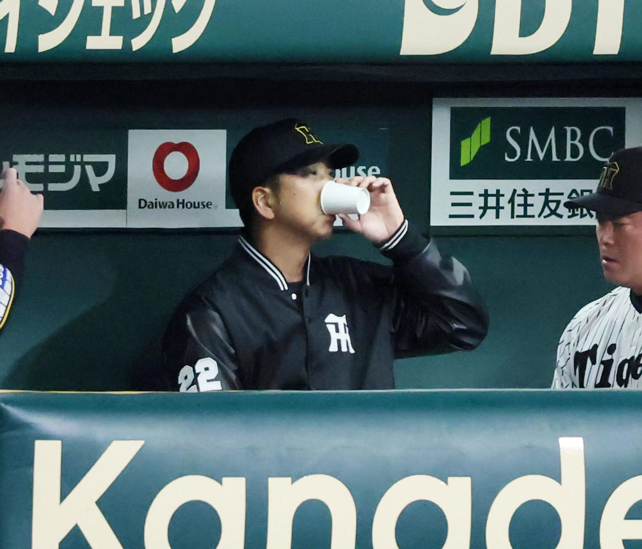阪神対ソフトバンク　7回表を終えベンチで水分補給する阪神藤川監督（撮影・加藤哉）