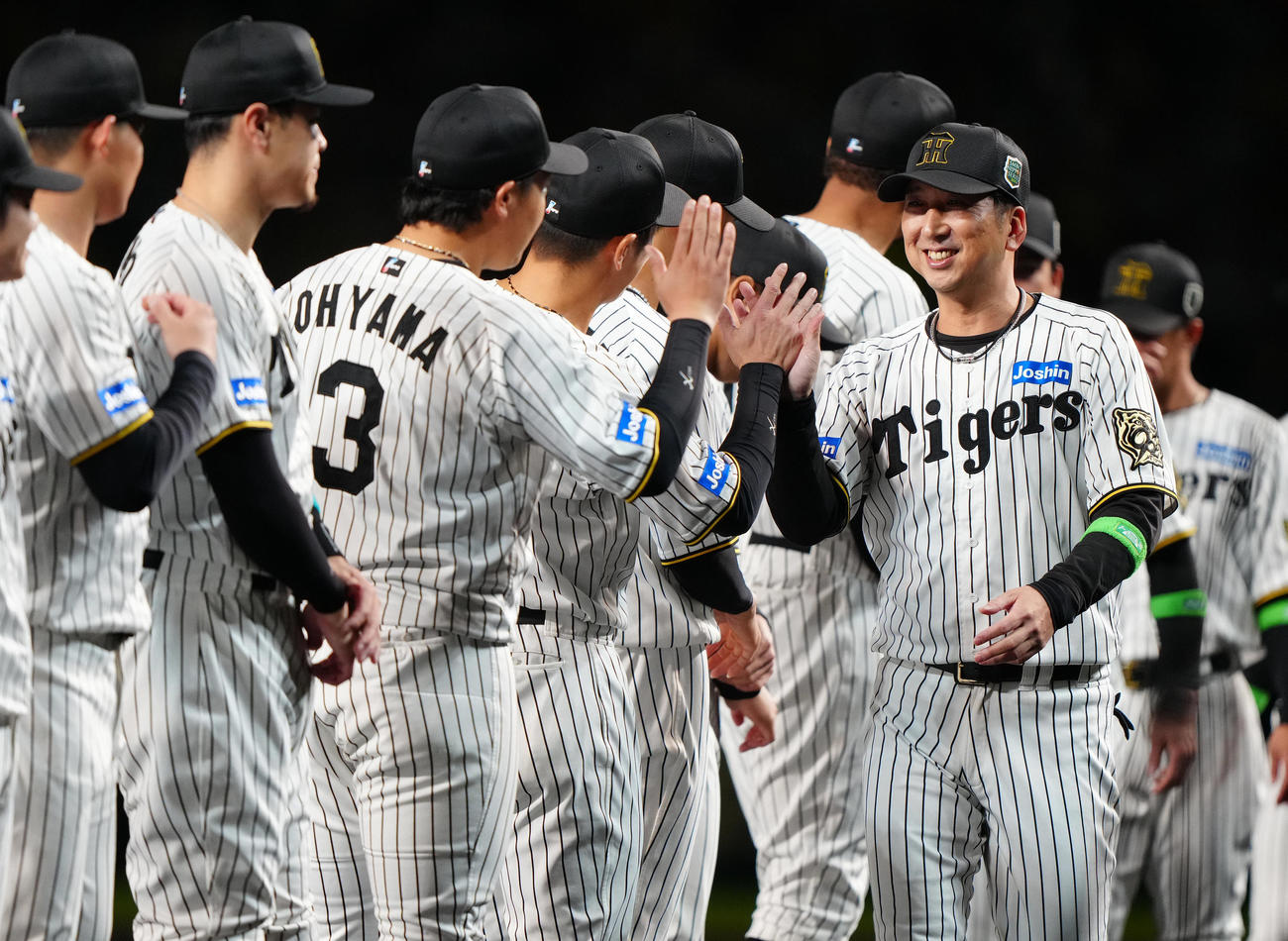 阪神対ソフトバンク　試合前セレモニーでナインとタッチを交わす阪神藤川監督（右）（撮影・鈴木みどり）