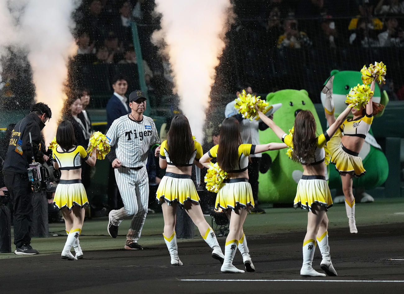 試合前セレモニーに登場した阪神藤川監督（撮影・足立雅史）