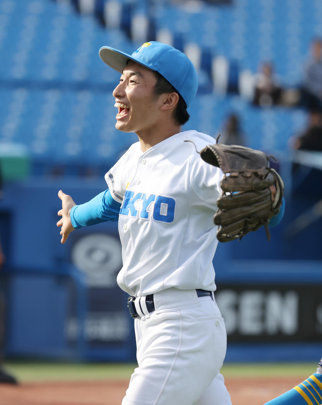 法大対東大　4回表法大2死一、三塁、松下を見逃し三振に仕留め喜ぶ東大・渡辺（撮影・柴田隆二）
