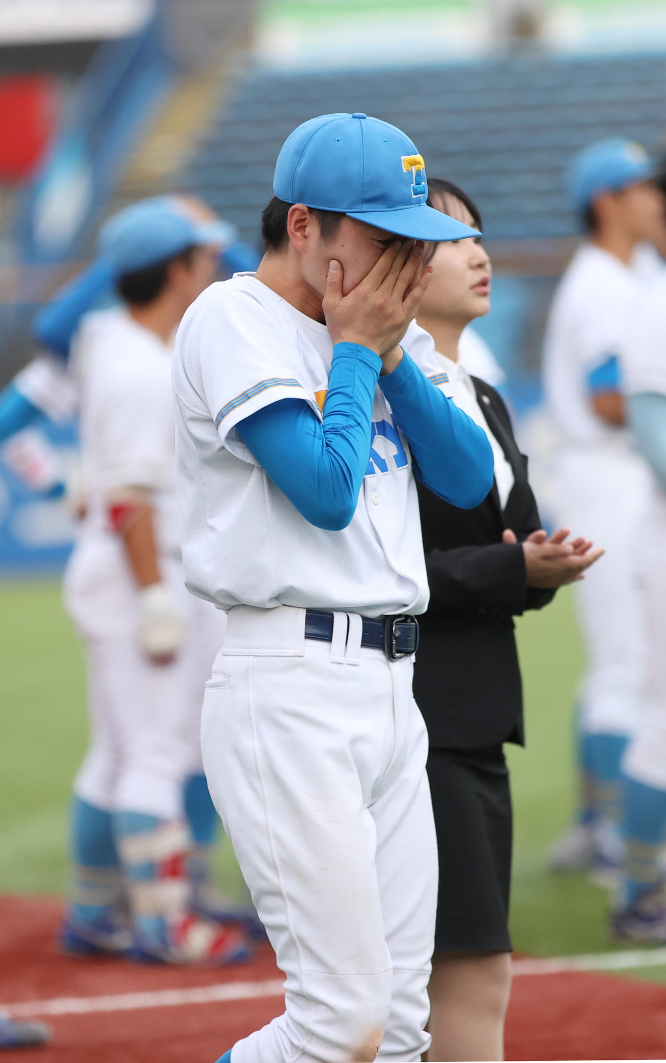 最後の試合を終えた東大・渡辺は涙を流す（撮影・柴田隆二）