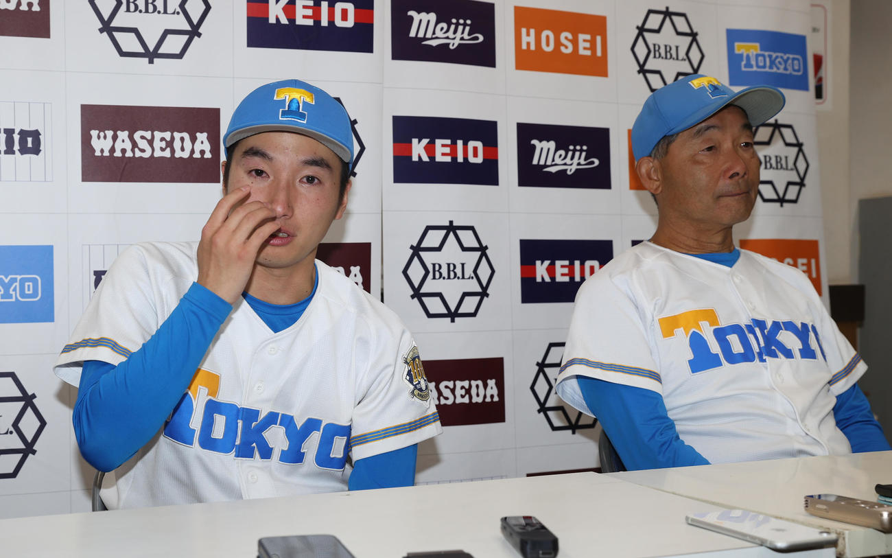 最後の試合を終えた東大・渡辺は涙を流す。右は大久保裕監督（撮影・柴田隆二）