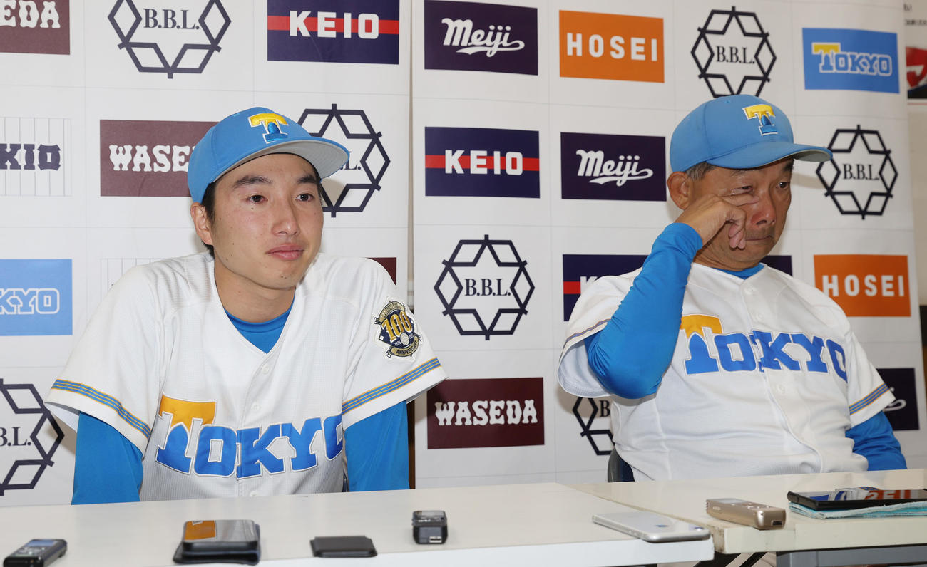 最後試合を終え会見する東大・渡辺。右は涙を拭く大久保監督（撮影・柴田隆二）