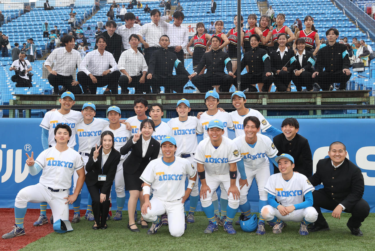 試合後、東大・渡辺（前列右から2人目）はナイン、応援団と記念撮影に納まる（撮影・柴田隆二）