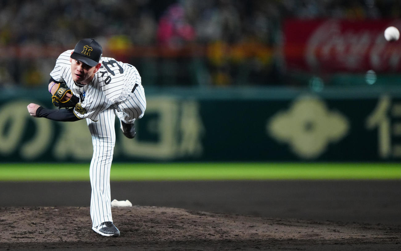 阪神対ソフトバンク　6回表途中から2番手で登板した阪神及川（撮影・鈴木みどり）