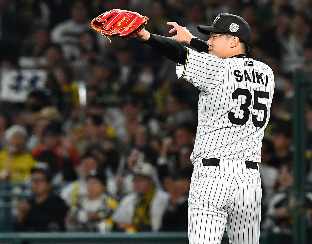 阪神対ソフトバンク　2回表ソフトバンク1死一塁、今宮を遊併殺に抑えた才木（撮影・岩下翔太）