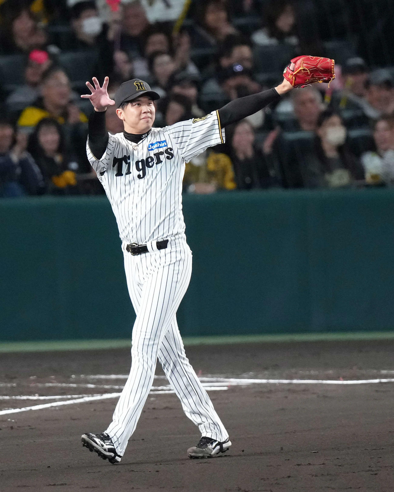 阪神対ソフトバンク　2回表ソフトバンク1死一塁、今宮を遊併殺打に仕留め笑顔を見せる才木（撮影・足立雅史）