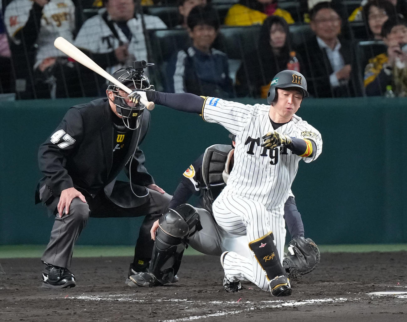 阪神対ソフトバンク　7回裏阪神1死三塁、近本は空振り三振に倒れる（撮影・足立雅史）