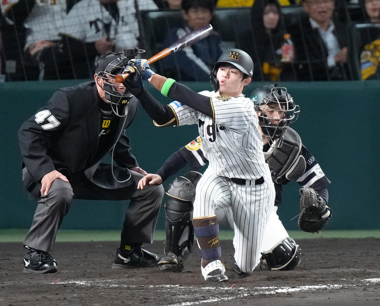 阪神対ソフトバンク　7回裏阪神2死三塁、中野は空振り三振に倒れる（撮影・足立雅史）