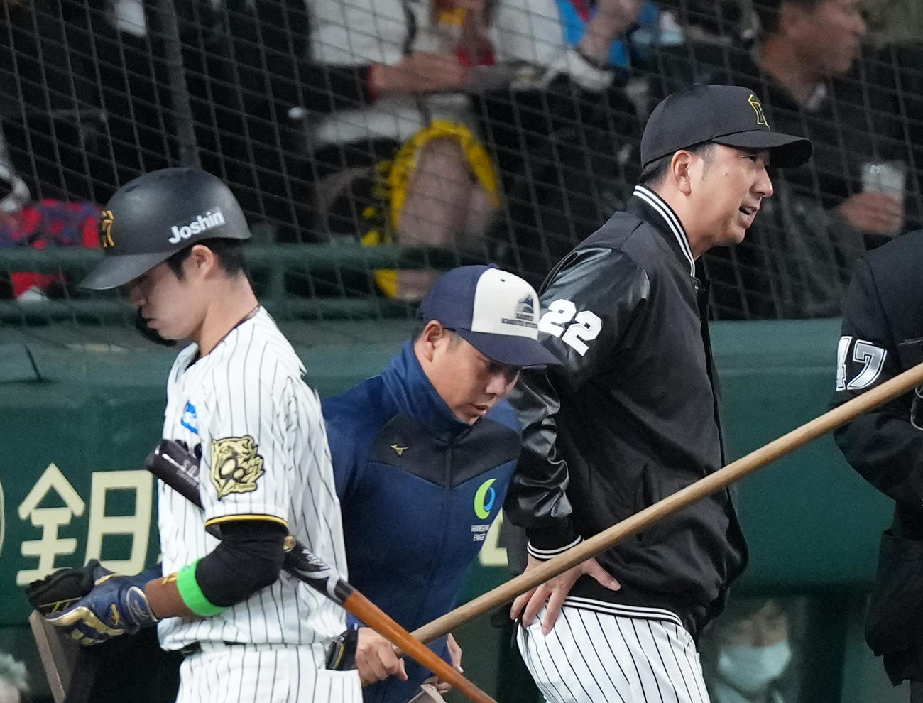 阪神対ソフトバンク　7回裏阪神2死三塁、中野（左）は空振り三振に倒れる。右は選手交代を告げる藤川監督（撮影・足立雅史）