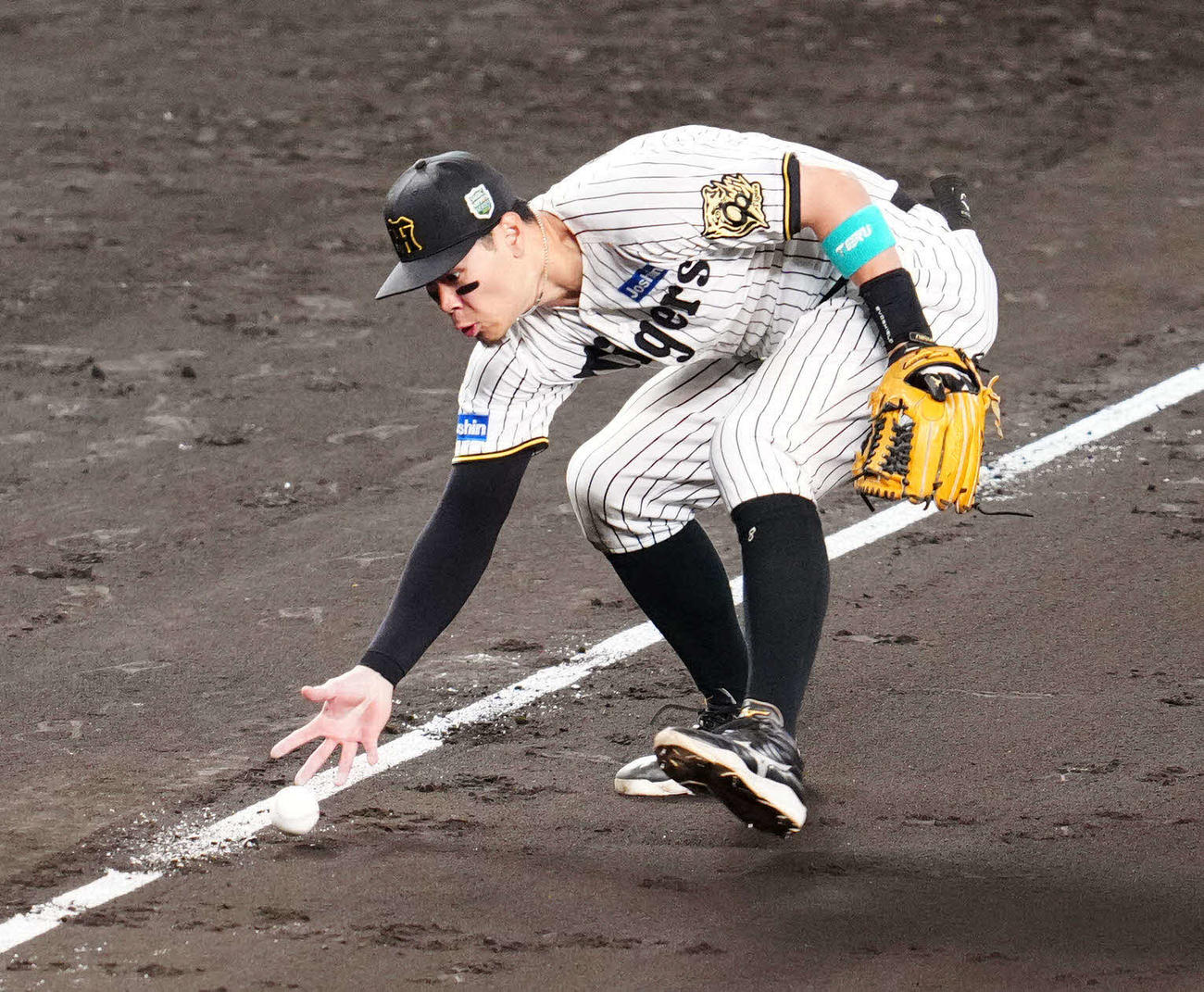 阪神対ソフトバンク　8回表ソフトバンク1死一塁、バント安打となった周東の打球を処理する三塁手佐藤輝（撮影・江口和貴）