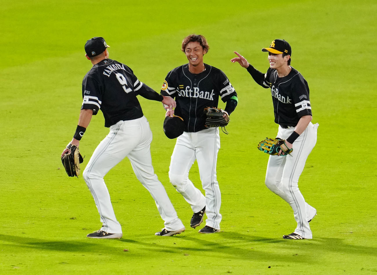 阪神対ソフトバンク　6回裏阪神2死一、二塁、遊飛となった坂本の打球を好捕した今宮（中央）。右は周東、左は柳田（撮影・江口和貴）