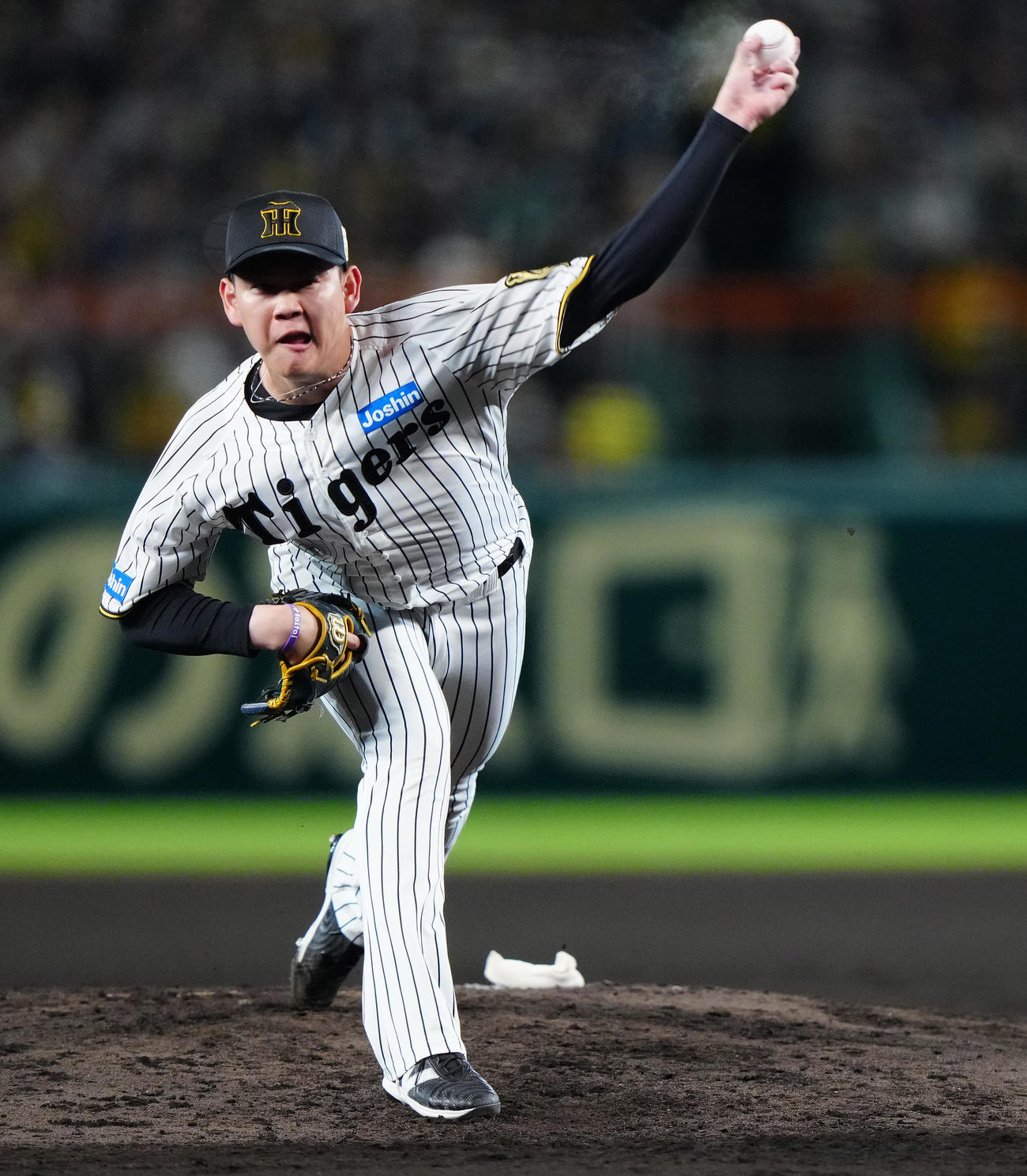 阪神対ソフトバンク　6回表途中から2番手で登板した阪神及川（撮影・鈴木みどり）