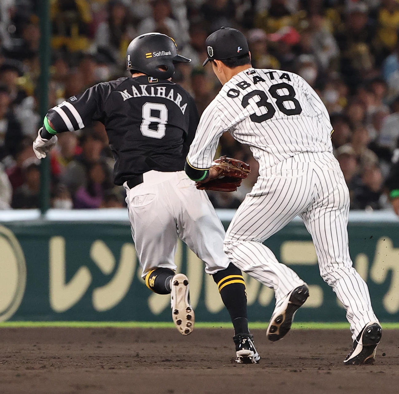 阪神対ソフトバンク　5回表ソフトバンク無死二塁、佐藤輝の送球を受け牧原大（左）を挟殺する小幡（撮影・上田博志）