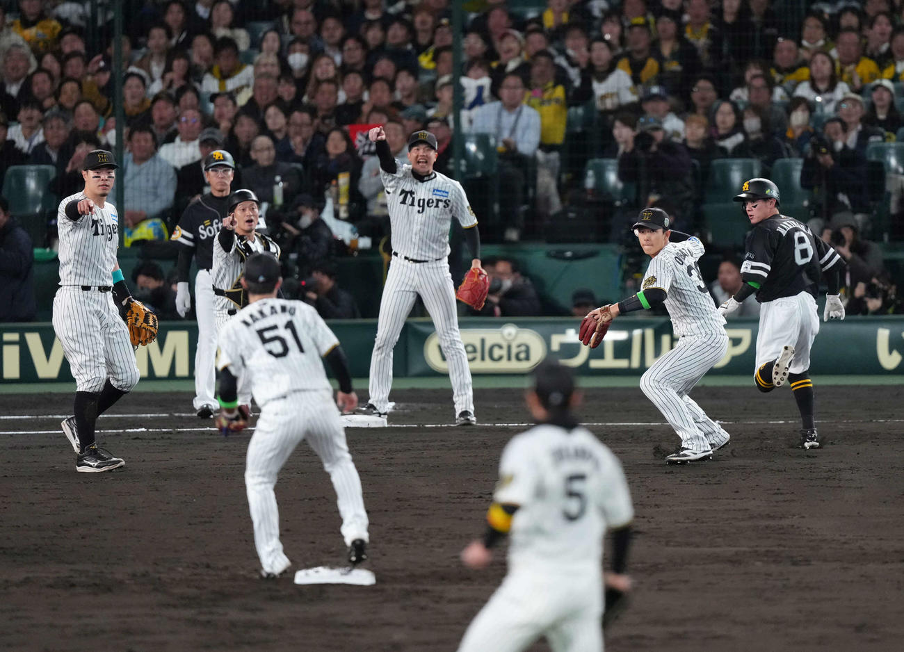 阪神対ソフトバンク　5回表ソフトバンク無死二塁、牧原大（右端）を二三塁間で挟みアウトとし二塁へ送球する遊撃手小幡（右から2人目）（撮影・足立雅史）
