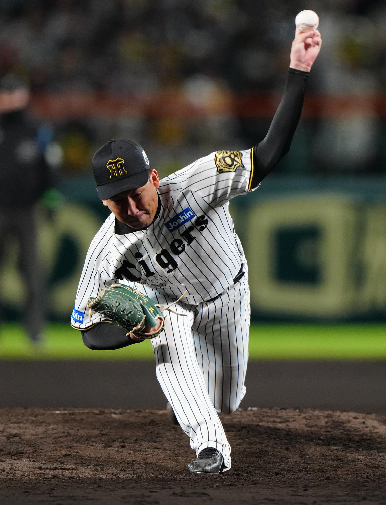 阪神対ソフトバンク　8回表から3番手で登板した阪神岩崎（撮影・鈴木みどり）