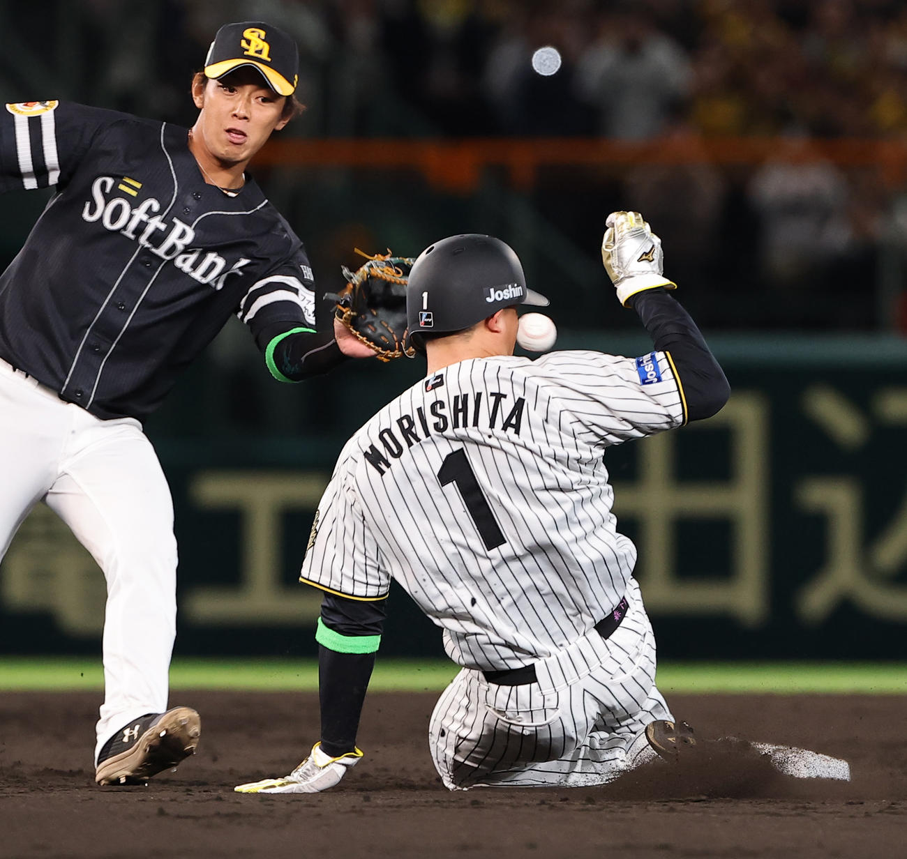 阪神対ソフトバンク　6回裏阪神無死一塁、森下は二盗を決める（撮影・上田博志）