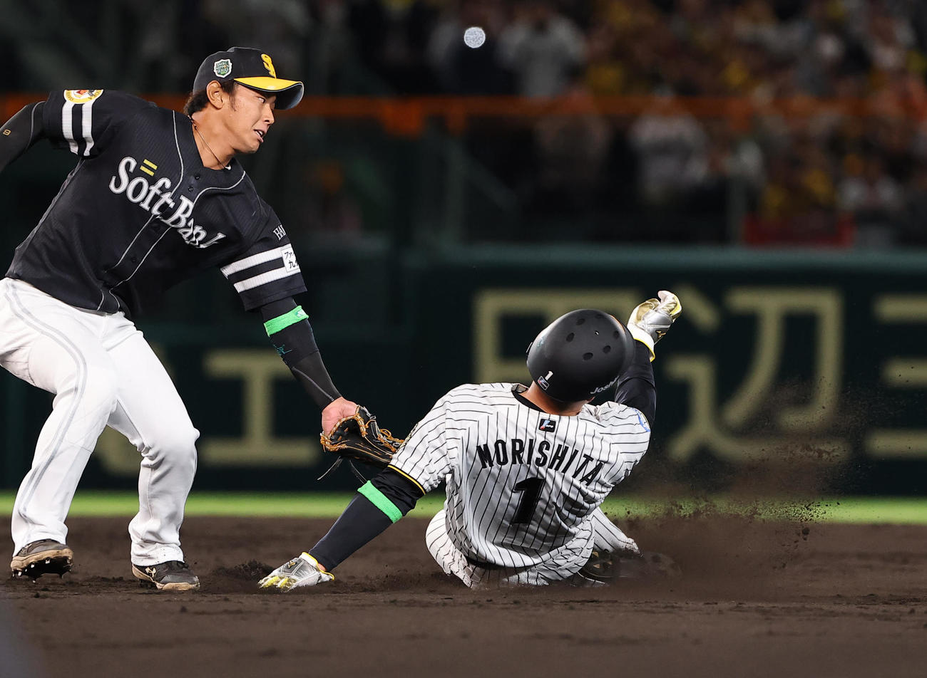 阪神対ソフトバンク　6回裏阪神無死一塁、森下は二盗を決める（撮影・上田博志）