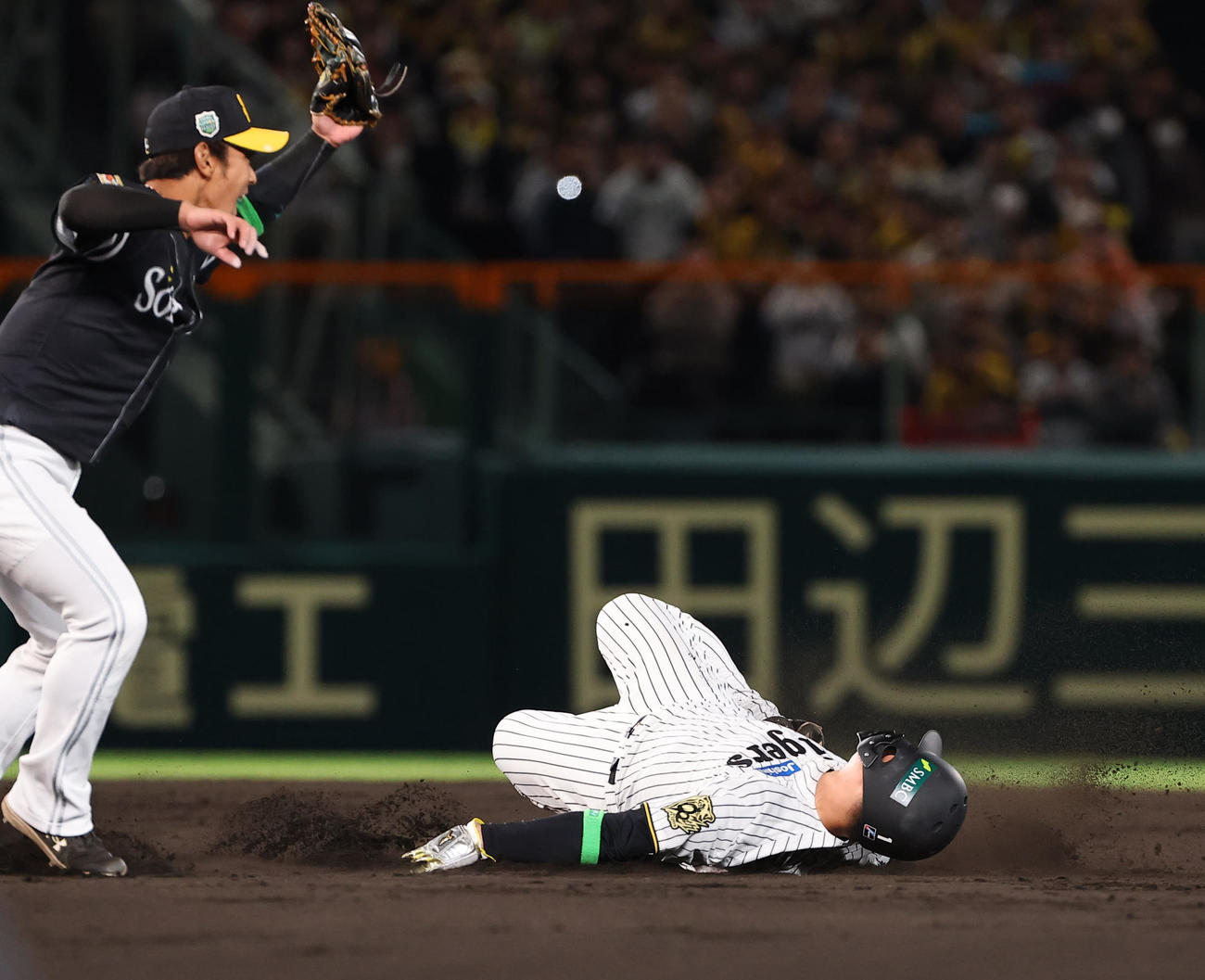 阪神対ソフトバンク　6回裏阪神無死一塁、森下は二盗を決める（撮影・上田博志）