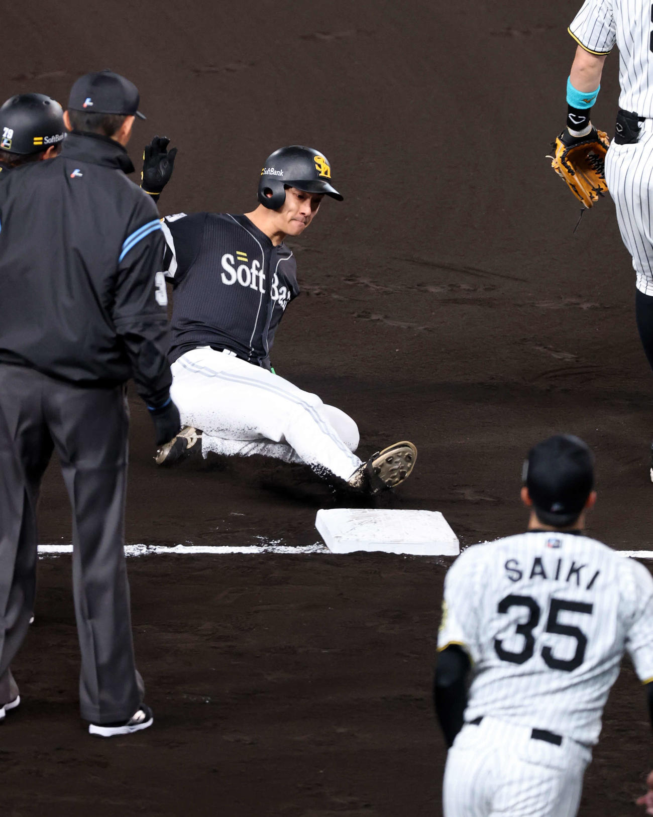 阪神対ソフトバンク　6回表ソフトバンク1死二塁、柳町は勝ち越し三塁打を放ち滑り込む。手前は才木（撮影・浅見桂子）