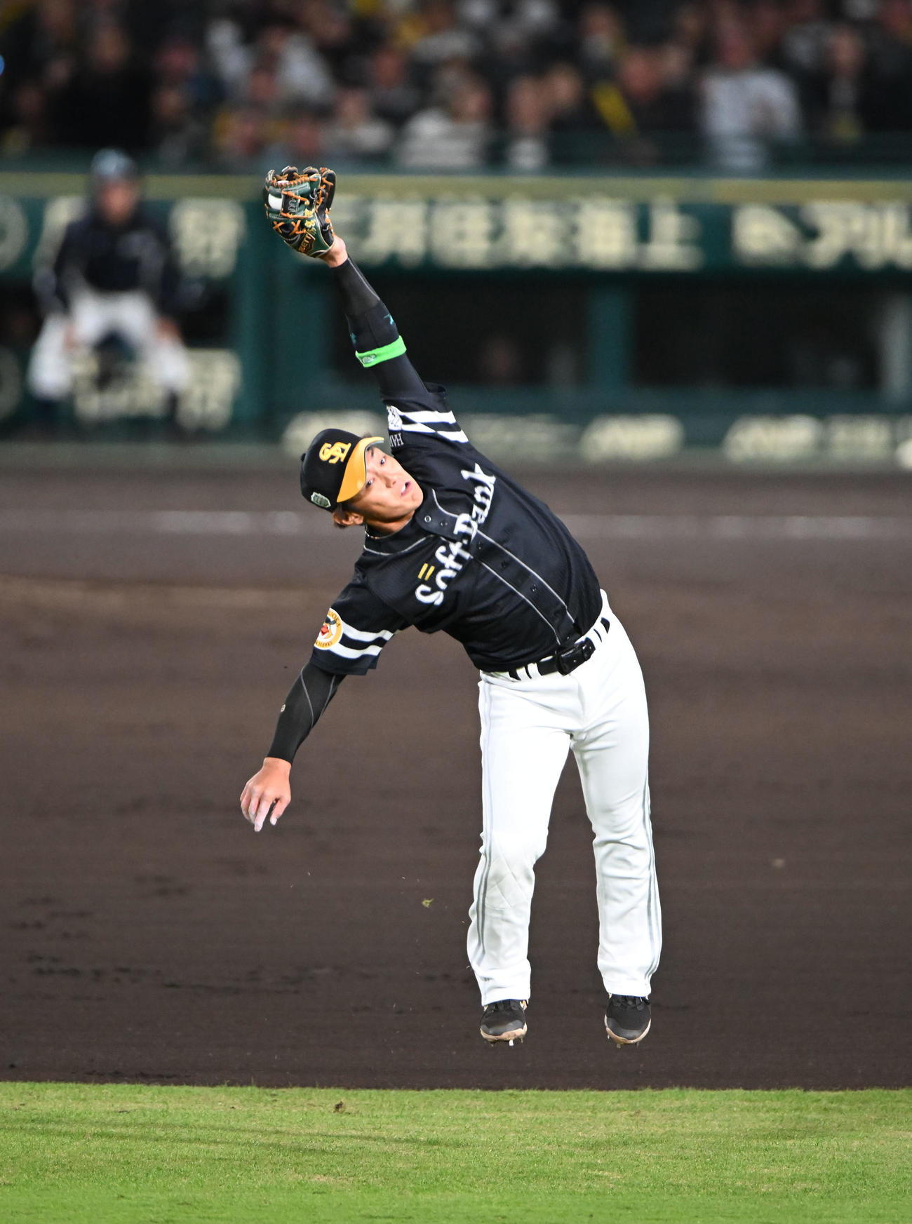 阪神対ソフトバンク　6回裏阪神2死一、二塁、坂本の飛球を好捕する遊撃手今宮（撮影・和賀正仁）
