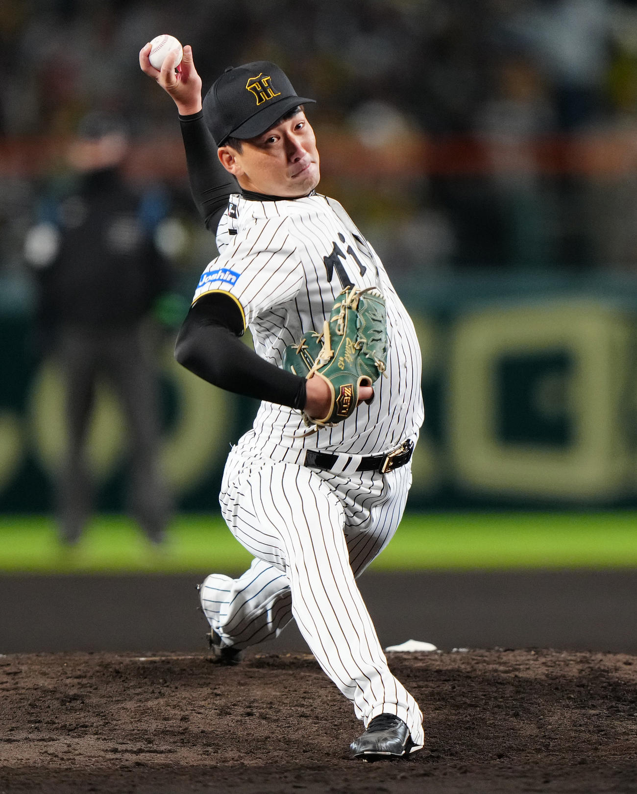 阪神対ソフトバンク　8回表から3番手で登板した阪神岩崎（撮影・鈴木みどり）