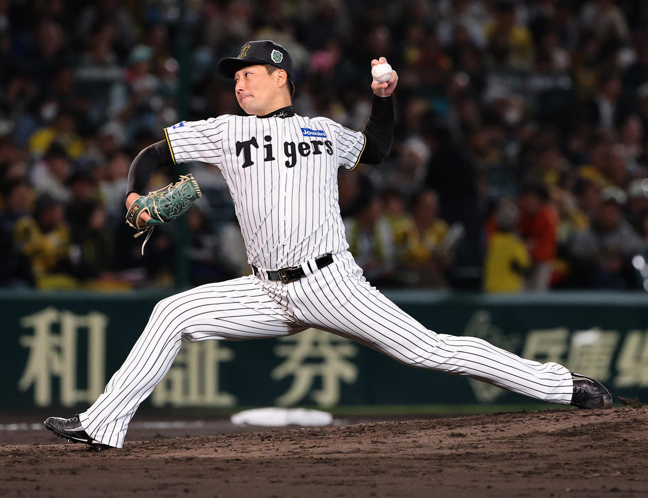 阪神対ソフトバンク　阪神3番手の岩崎（撮影・上田博志）