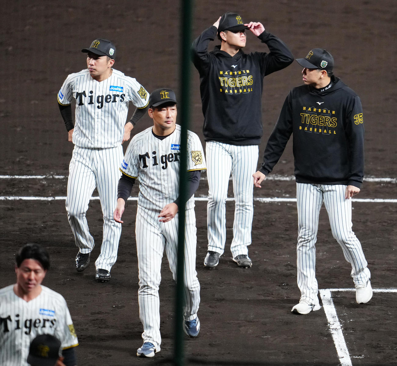 阪神対ソフトバンク　試合後、ファンにあいさつし引き揚げる阪神才木（右端）（撮影・江口和貴）
