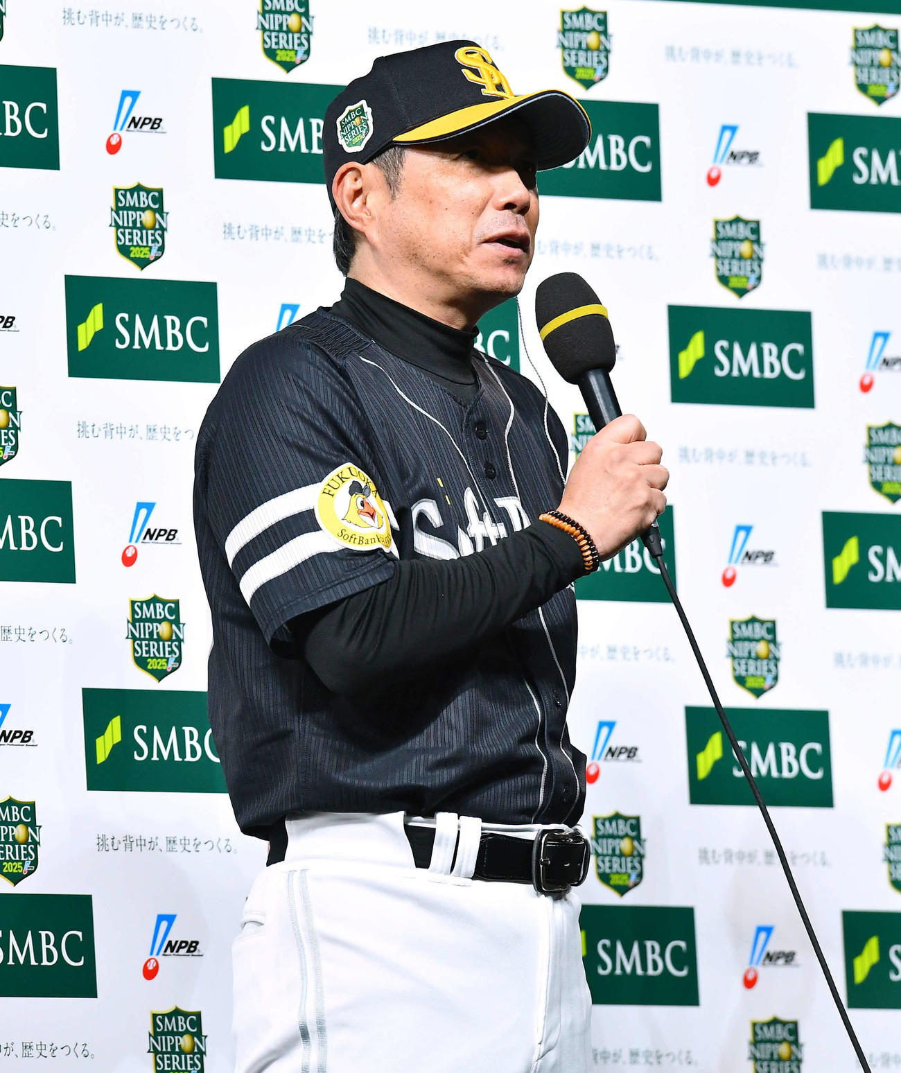 阪神対ソフトバンク　勝利監督インタビューを受けるソフトバンク小久保監督（撮影・岩下翔太）
